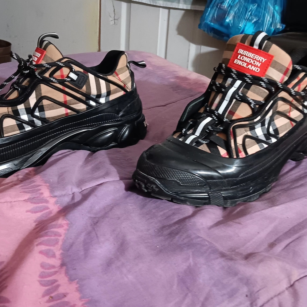 Size 10 beige and black Burberry sneakers - Picture 5 of 10